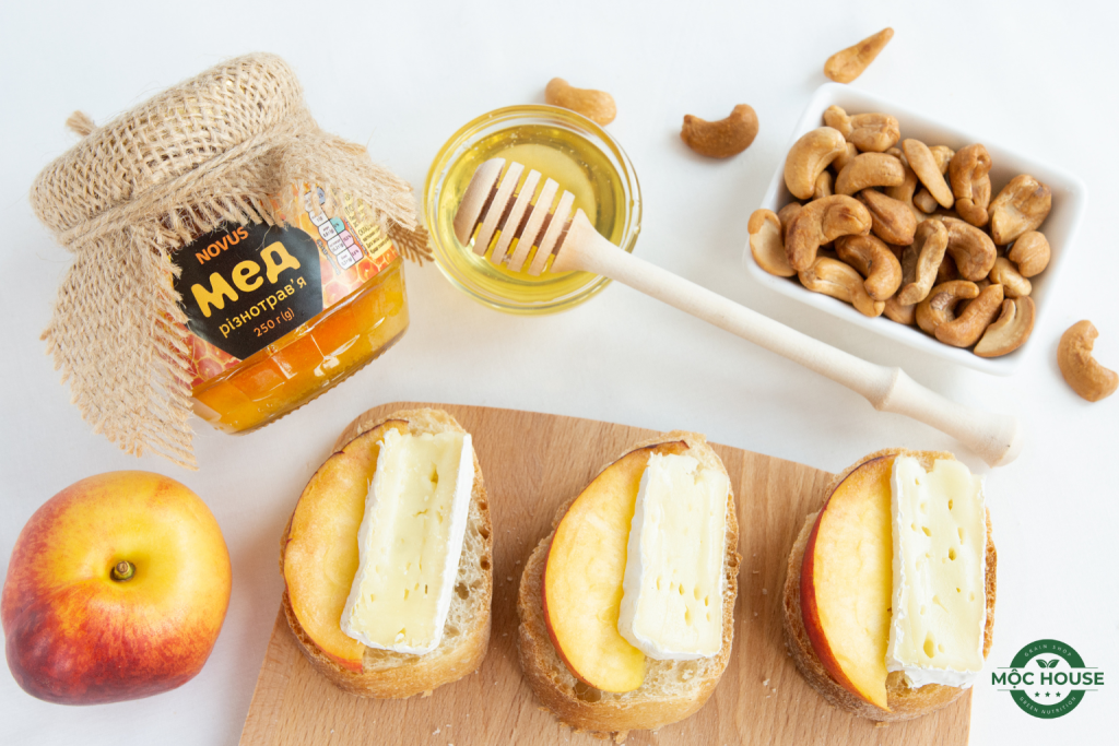 mix hạt điều với bánh mì